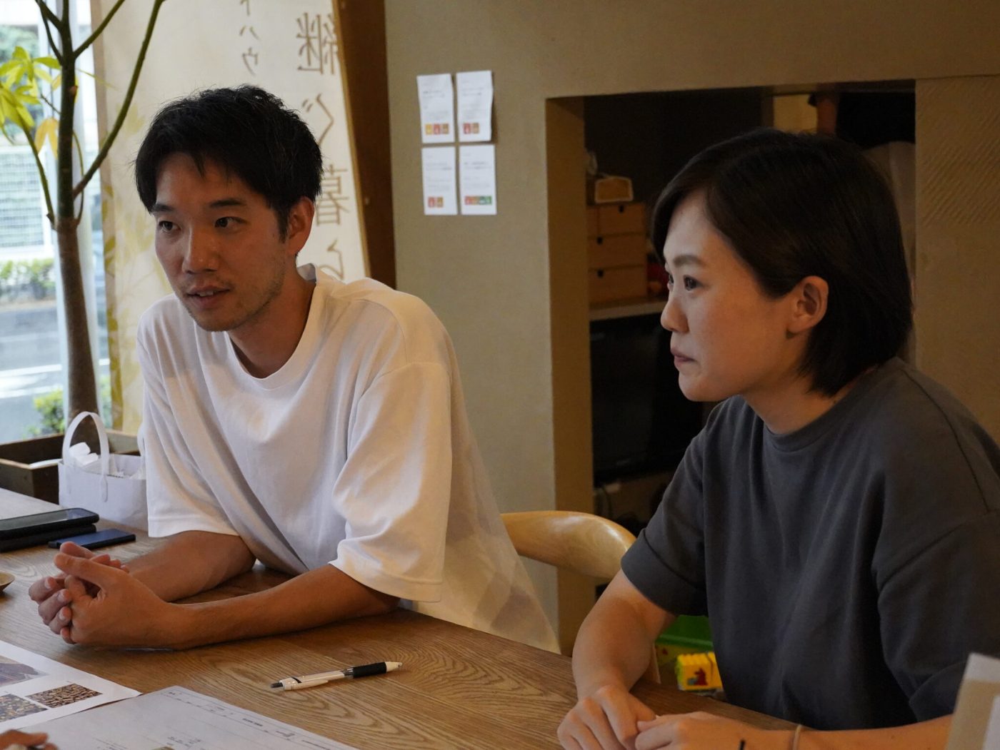 図面を前に、ご夫婦と打ち合わせをしている様子