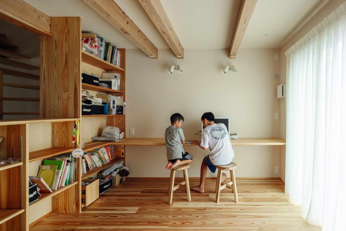 造作の書棚とカウンターで過ごす子どもたち