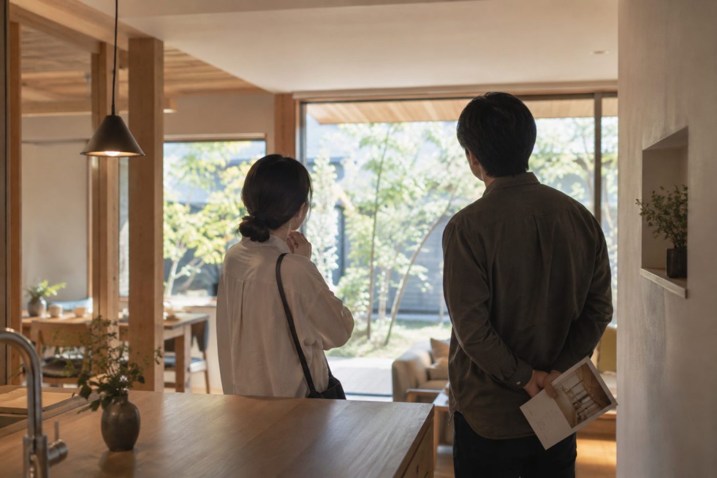 完成見学会で住まいをご覧いただいているご夫婦