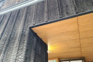 焼杉を用いた家を建てている様子