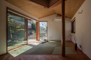 陽だまりの畳リビング - 滋賀で自然素材・木の家の注文住宅を建てる工務店|株式会社スムース 自然素材の家は住んでからの光熱費を節約しやすくなることについて解説するイメージ