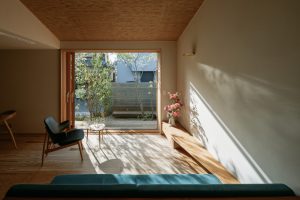 傷がつくのは無垢材だけじゃない。素材ごとの「つきあい方」について解説するイメージ