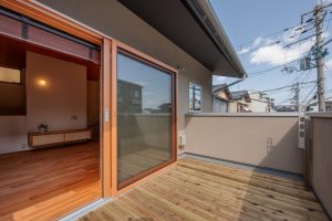 内と外を繋ぐバルコニーデッキ - 滋賀で自然素材・木の家の注文住宅を建てる工務店|株式会社スムース 木製サッシに関するよくある質問に答えるイメージ