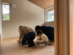 無垢材の傷を防ぐための対策について解説するイメージ