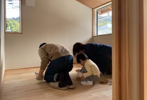 自然素材の家を建てた後に発生する特有の費用について解説するイメージ
