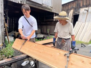 焼杉 - 滋賀で自然素材・木の家の注文住宅を建てる工務店|株式会社スムース 焼杉とは表面を焼いて耐久性を高めた日本伝統木材のことについて解説するイメージ