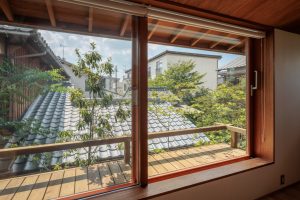 心地良い窓辺 - 滋賀で自然素材・木の家の注文住宅を建てる工務店|株式会社スムース 木製サッシ選びで後悔しないために押さえておくべきことについて解説するイメージ