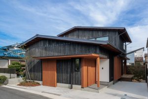 焼杉 - 滋賀で自然素材・木の家の注文住宅を建てる工務店|株式会社スムース 焼杉の外壁の施工価格について解説するイメージ