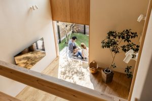自然素材の家に住むデメリットと言われていることについて解説するイメージ