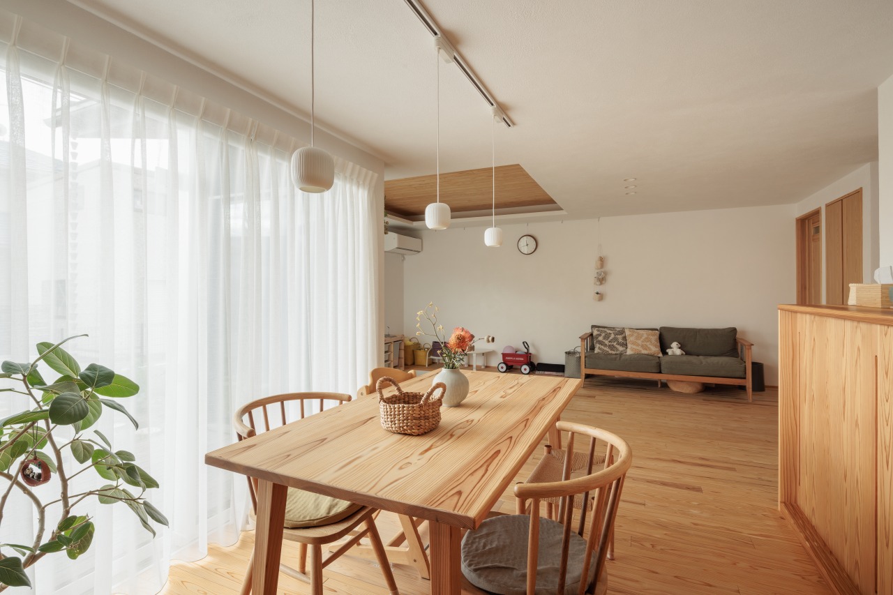 241124_033★ - 滋賀で自然素材・木の家の注文住宅を建てる工務店|株式会社スムース 造作テーブルのあるLDK