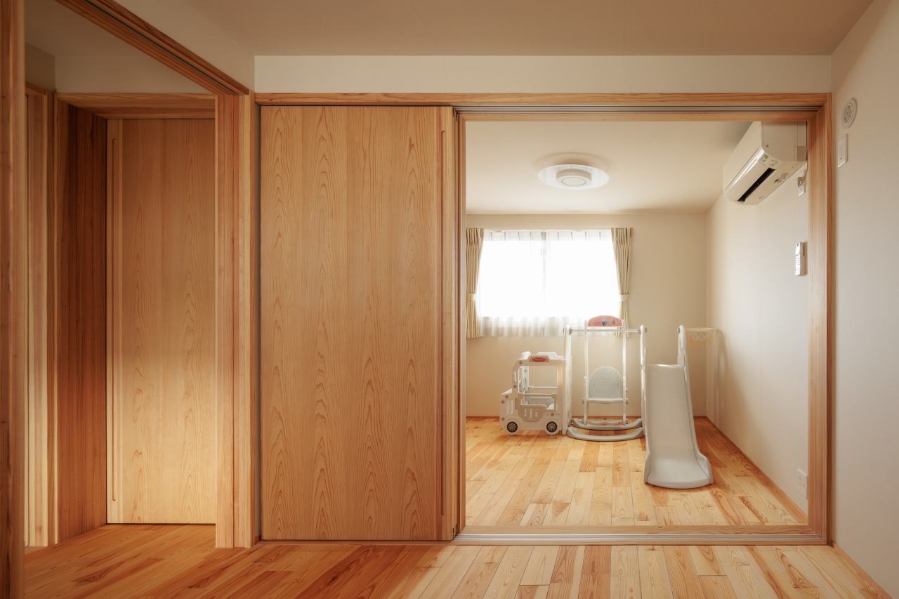 241124_042★ - 滋賀で自然素材・木の家の注文住宅を建てる工務店|株式会社スムース 造作建具のある子ども室