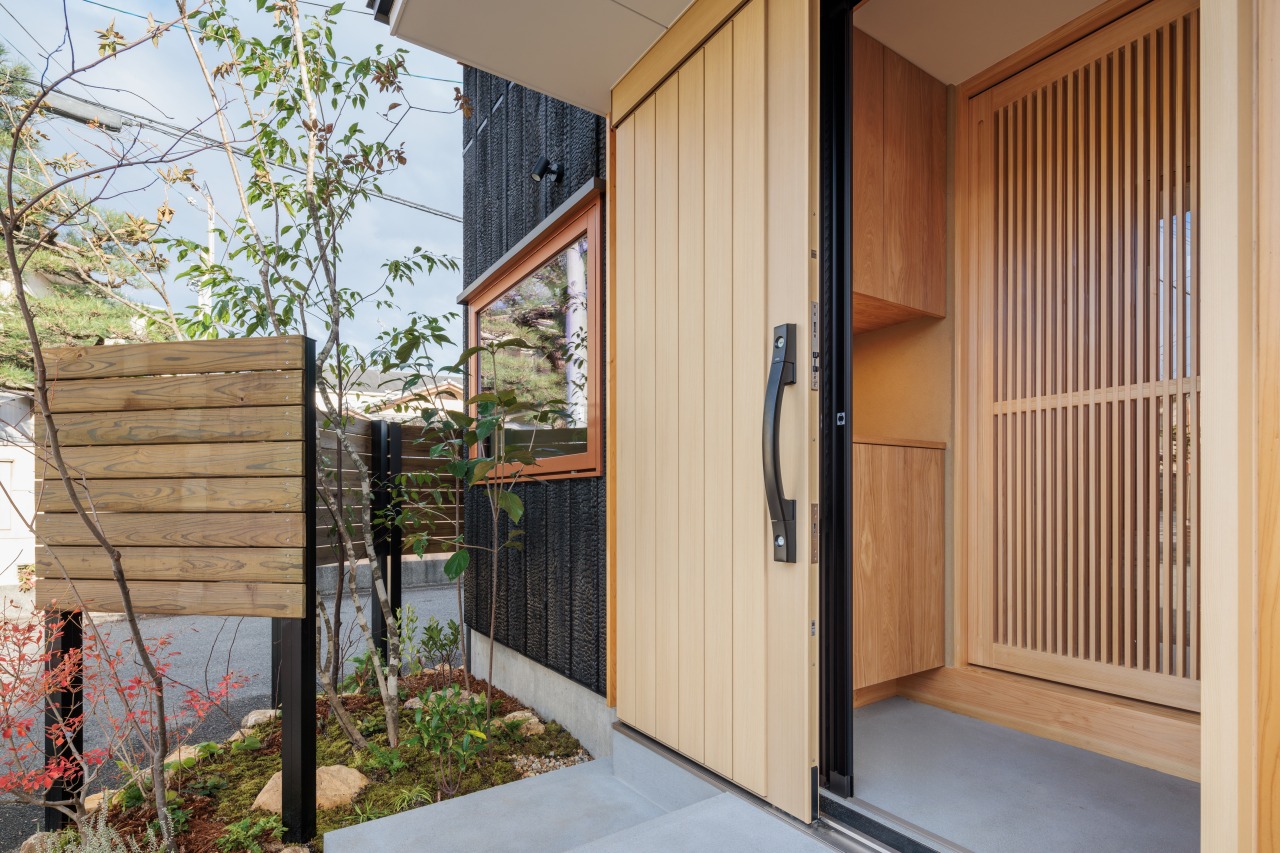 241209_008★ - 滋賀で自然素材・木の家の注文住宅を建てる工務店|株式会社スムース 木をたっぷり使った玄関