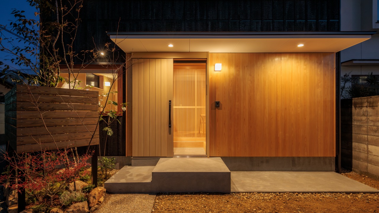 241209_020★ - 滋賀で自然素材・木の家の注文住宅を建てる工務店|株式会社スムース 温かみのある玄関