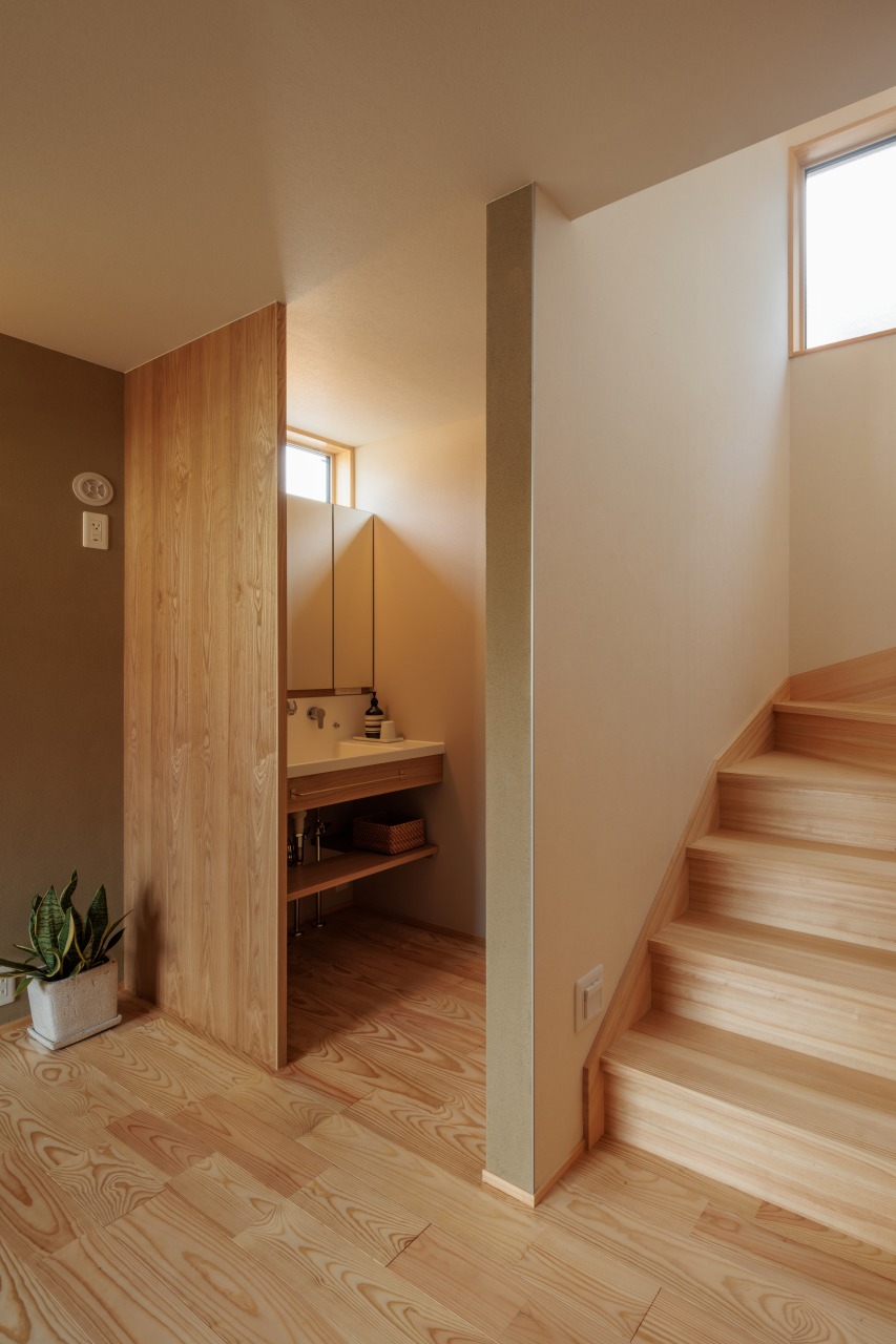 241209_072★ - 滋賀で自然素材・木の家の注文住宅を建てる工務店|株式会社スムース 洗面室と階段