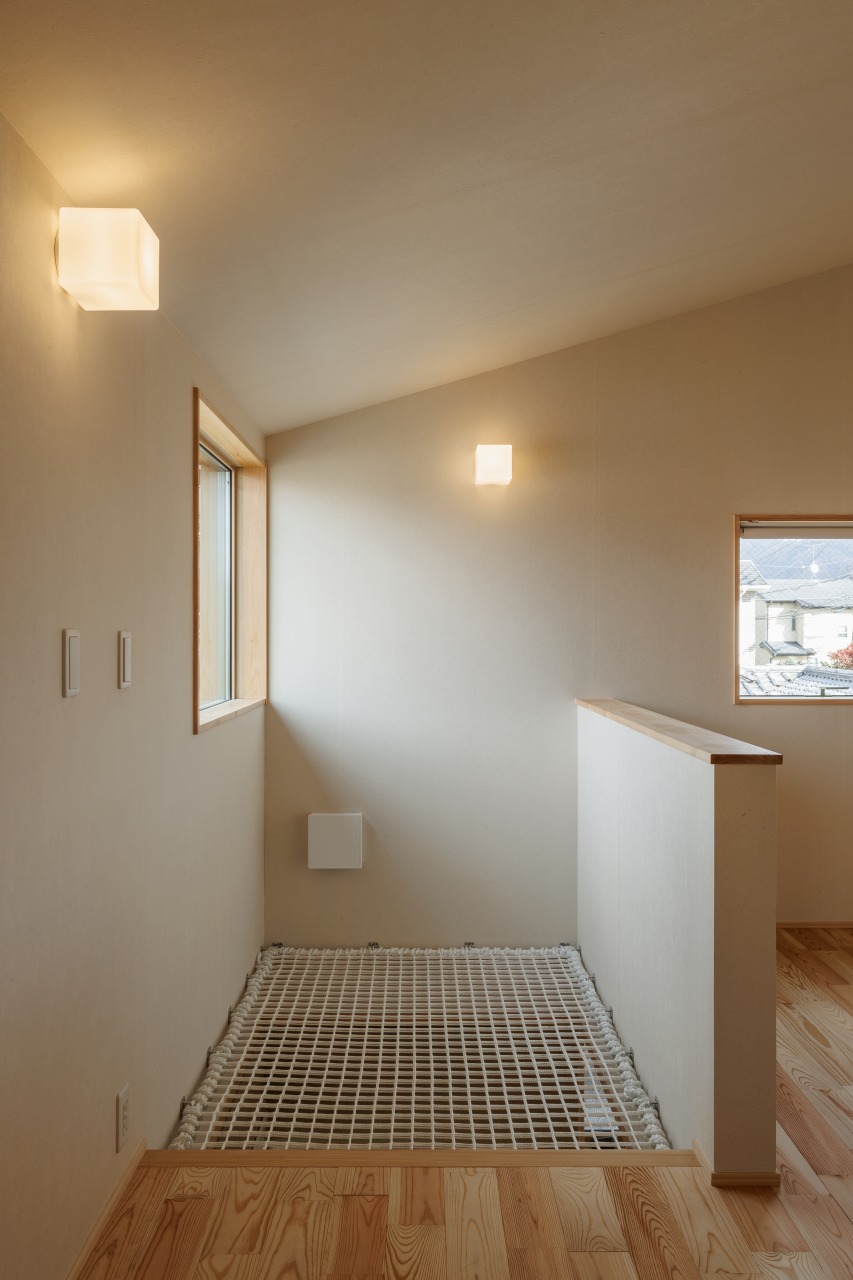 241209_085★ - 滋賀で自然素材・木の家の注文住宅を建てる工務店|株式会社スムース 吹き抜けアスレチックネット