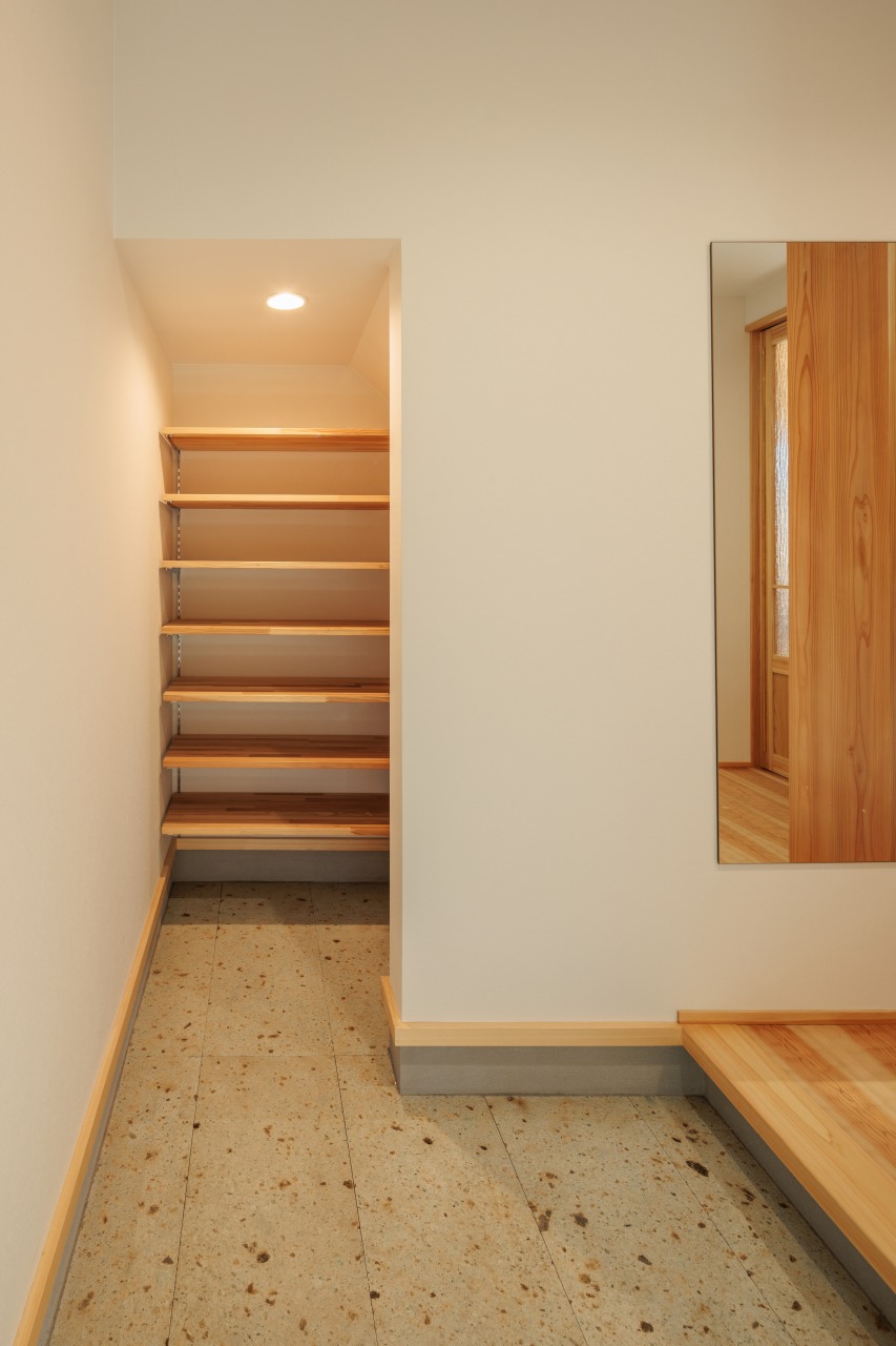 250226_022★ - 滋賀で自然素材・木の家の注文住宅を建てる工務店|株式会社スムース 玄関収納