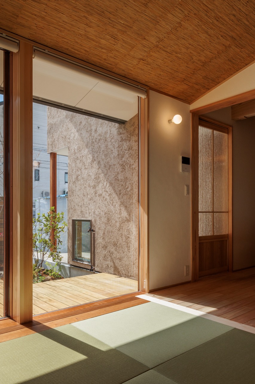 250226_032★ - 滋賀で自然素材・木の家の注文住宅を建てる工務店|株式会社スムース 畳リビングから庭をのぞむ