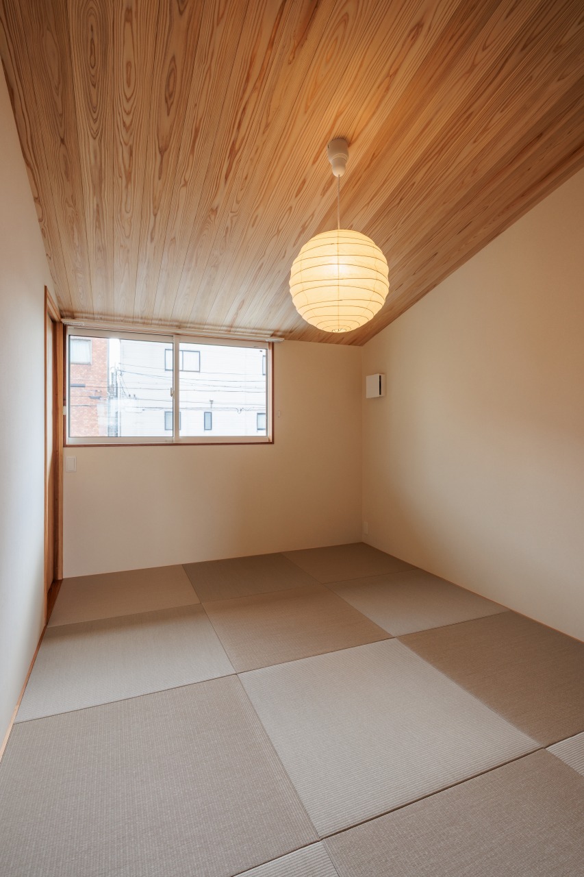 250226_054★ - 滋賀で自然素材・木の家の注文住宅を建てる工務店|株式会社スムース 畳の寝室