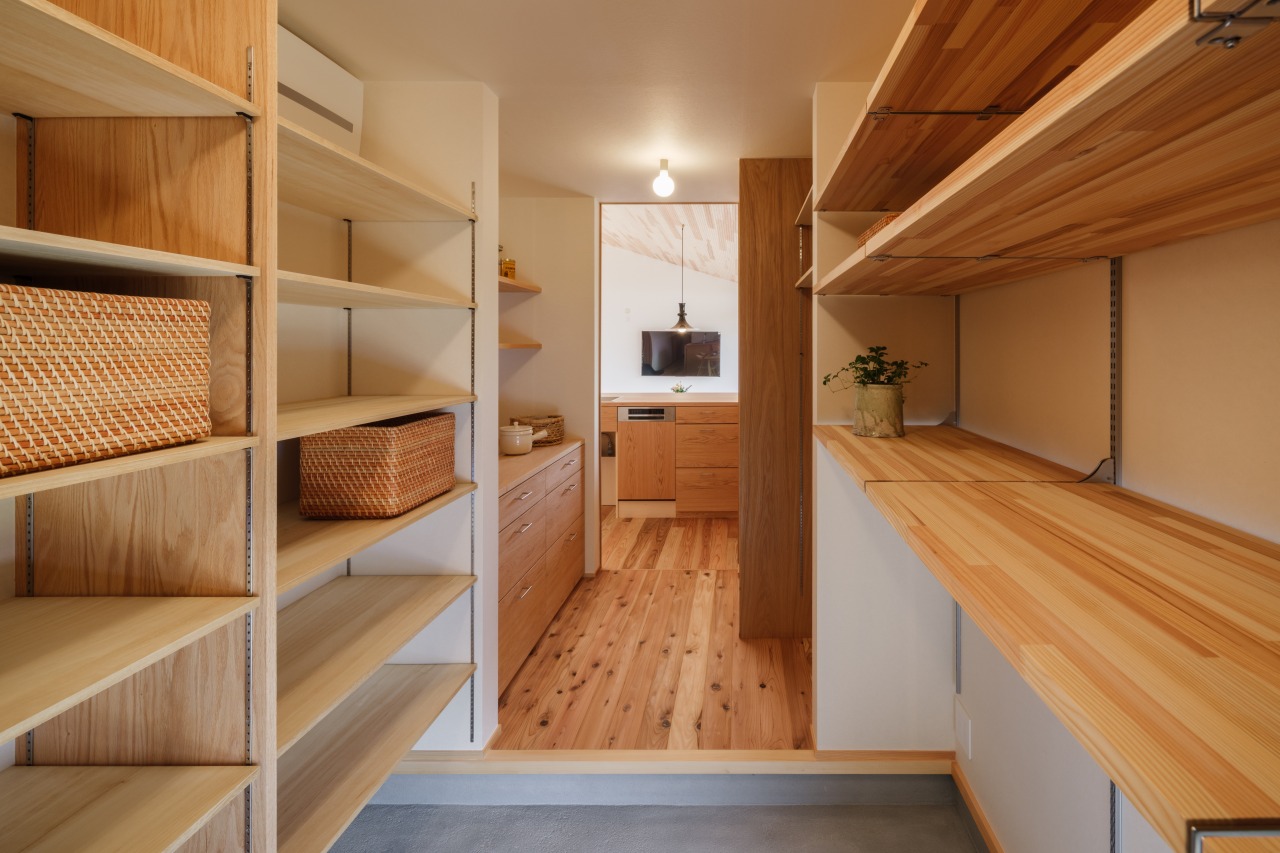 250425_007★ - 滋賀で自然素材・木の家の注文住宅を建てる工務店|株式会社スムース 玄関土間からキッチン
