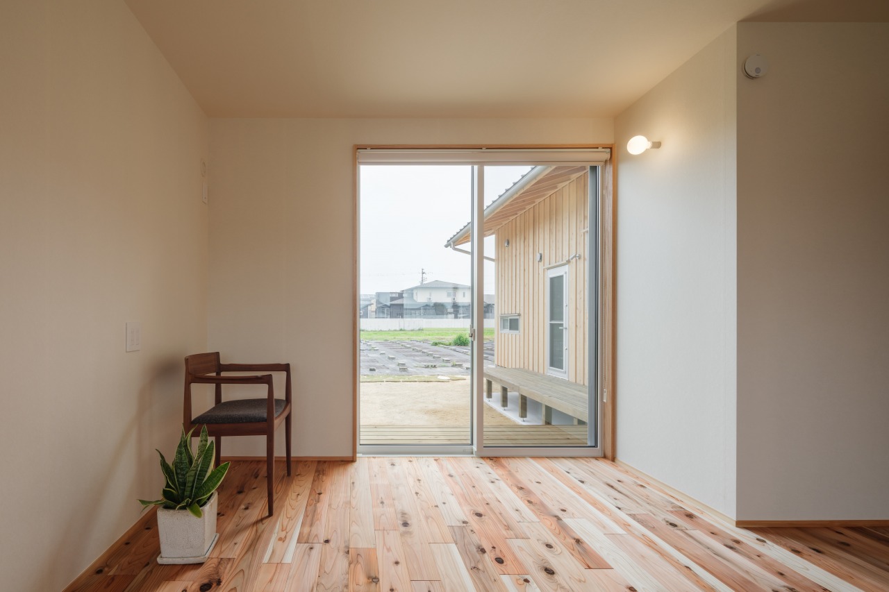 250425_018★ - 滋賀で自然素材・木の家の注文住宅を建てる工務店|株式会社スムース 無垢フローリングの寝室