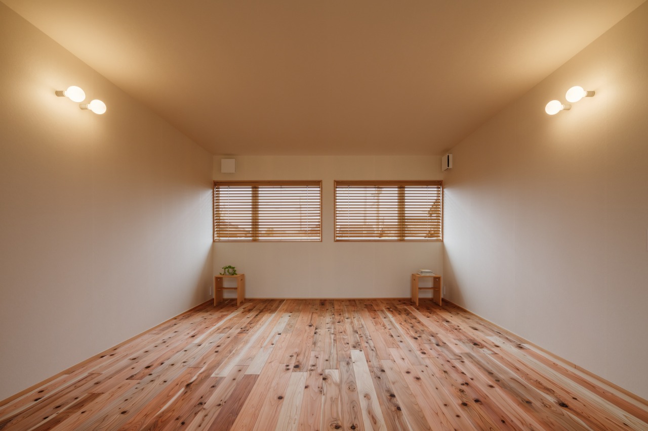 250425_021★ - 滋賀で自然素材・木の家の注文住宅を建てる工務店|株式会社スムース 無垢フローリングの寝室
