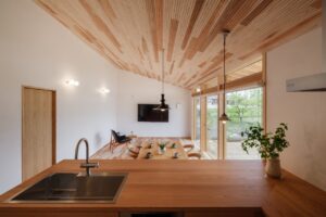 - 滋賀で自然素材・木の家の注文住宅を建てる工務店|株式会社スムース 木製サッシが選ばれる理由について解説するイメージ