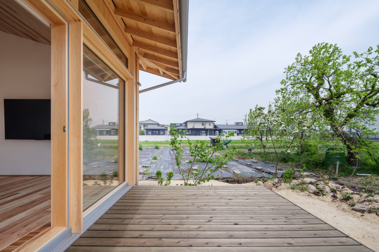 250425_049★ - 滋賀で自然素材・木の家の注文住宅を建てる工務店|株式会社スムース ウッドデッキからの眺め