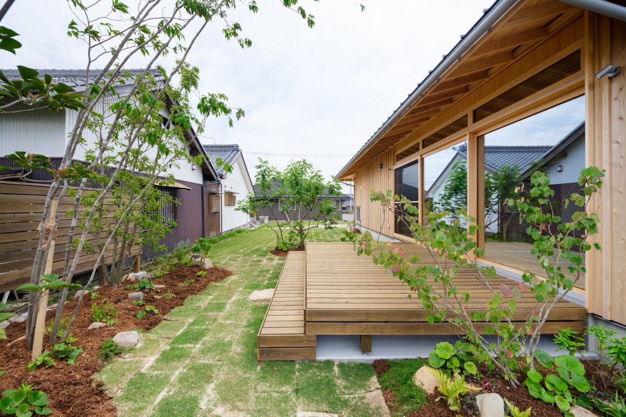 250606_016★ - 滋賀で自然素材・木の家の注文住宅を建てる工務店|株式会社スムース ウッドデッキのある庭