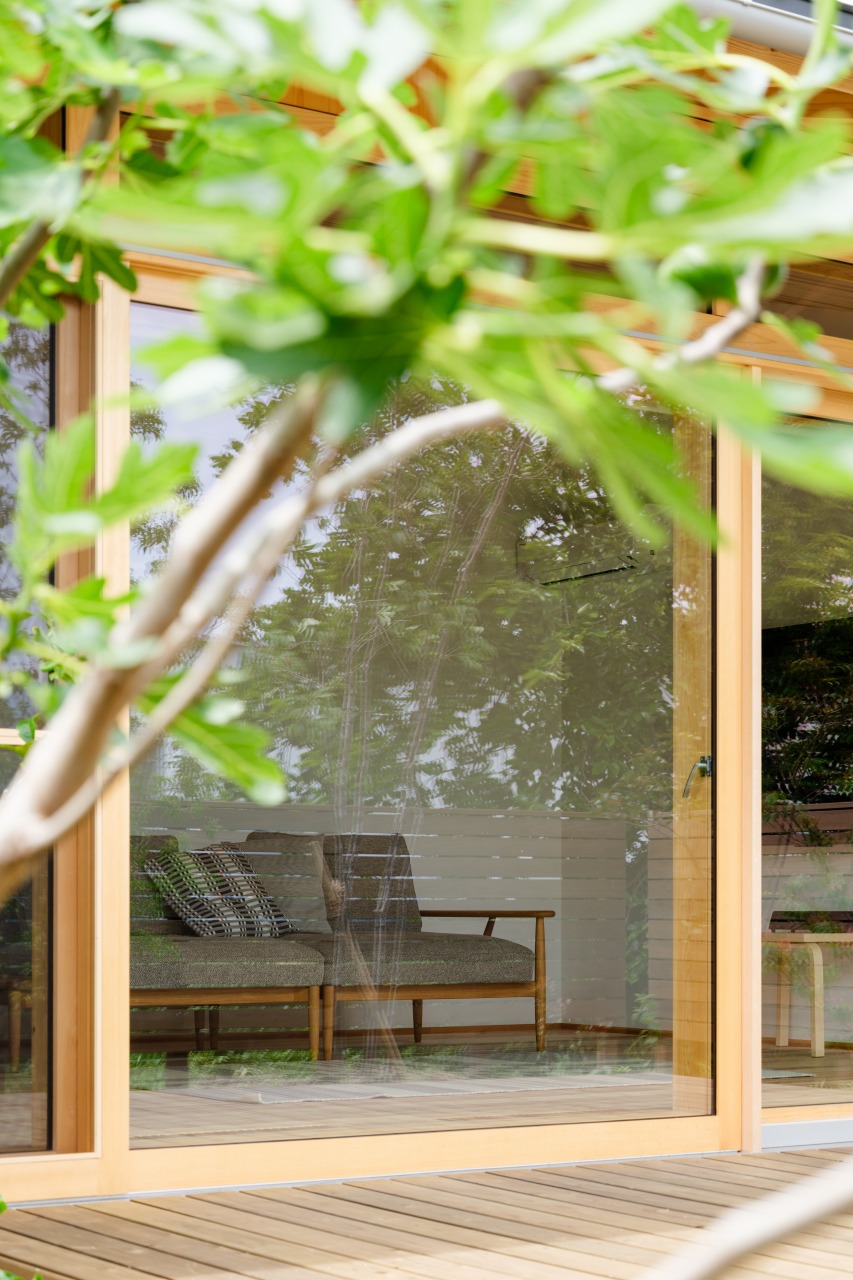 250606_022★ - 滋賀で自然素材・木の家の注文住宅を建てる工務店|株式会社スムース ウッドデッキから窓