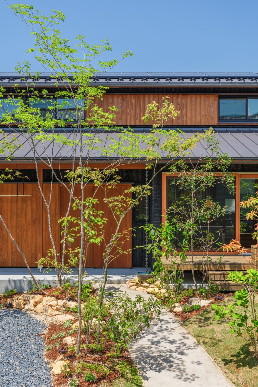 250513_010★ - 滋賀で自然素材・木の家の注文住宅を建てる工務店|株式会社スムース 焼杉外観