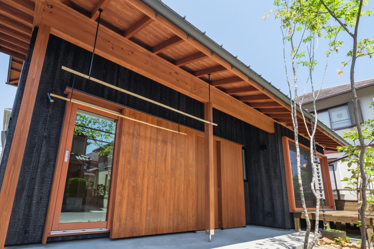 250513_023★ - 滋賀で自然素材・木の家の注文住宅を建てる工務店|株式会社スムース 軒のある焼杉の家