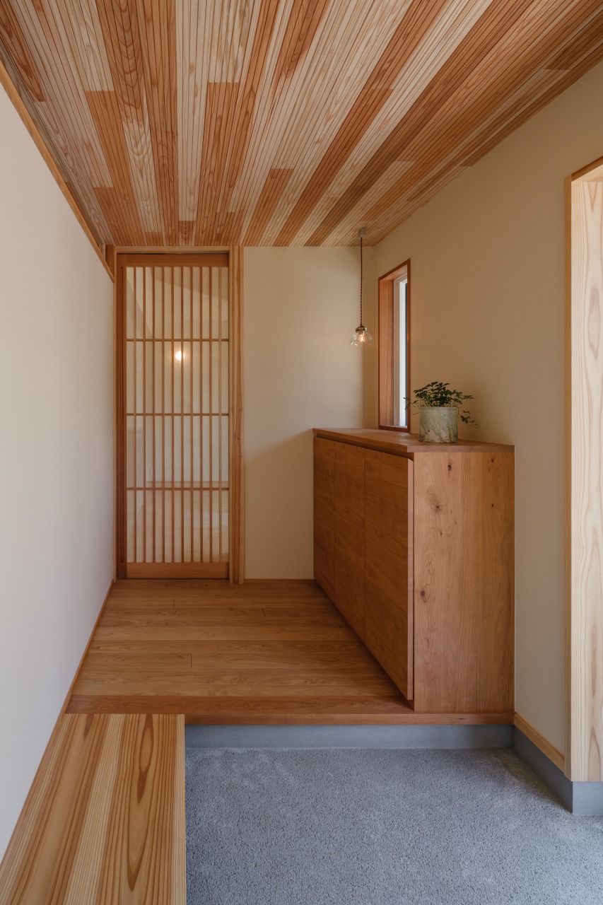 250513_038★ - 滋賀で自然素材・木の家の注文住宅を建てる工務店|株式会社スムース 造作引戸のある玄関