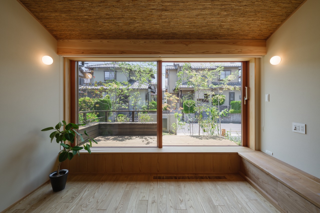 250513_046★ - 滋賀で自然素材・木の家の注文住宅を建てる工務店|株式会社スムース 大開口木製窓
