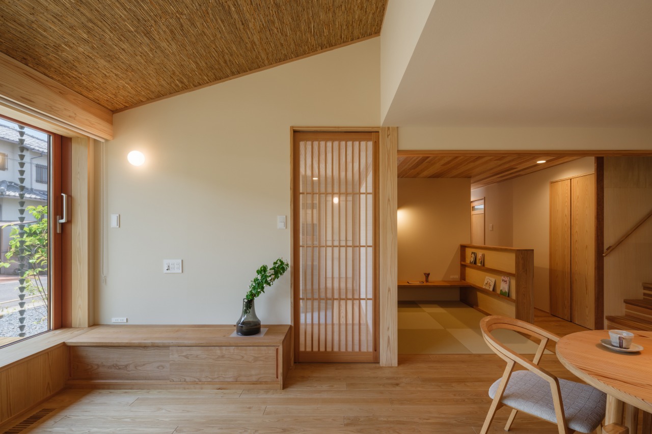 250513_050★ - 滋賀で自然素材・木の家の注文住宅を建てる工務店|株式会社スムース ヨシベニヤ天井のあるLDK