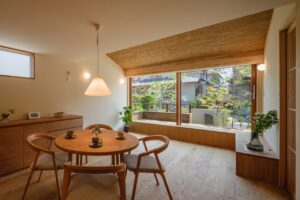 250513_057★ - 滋賀で自然素材・木の家の注文住宅を建てる工務店|株式会社スムース 木製サッシとは木の温もりと高断熱を兼ね備えた窓枠であることにいついて解説するイメージ