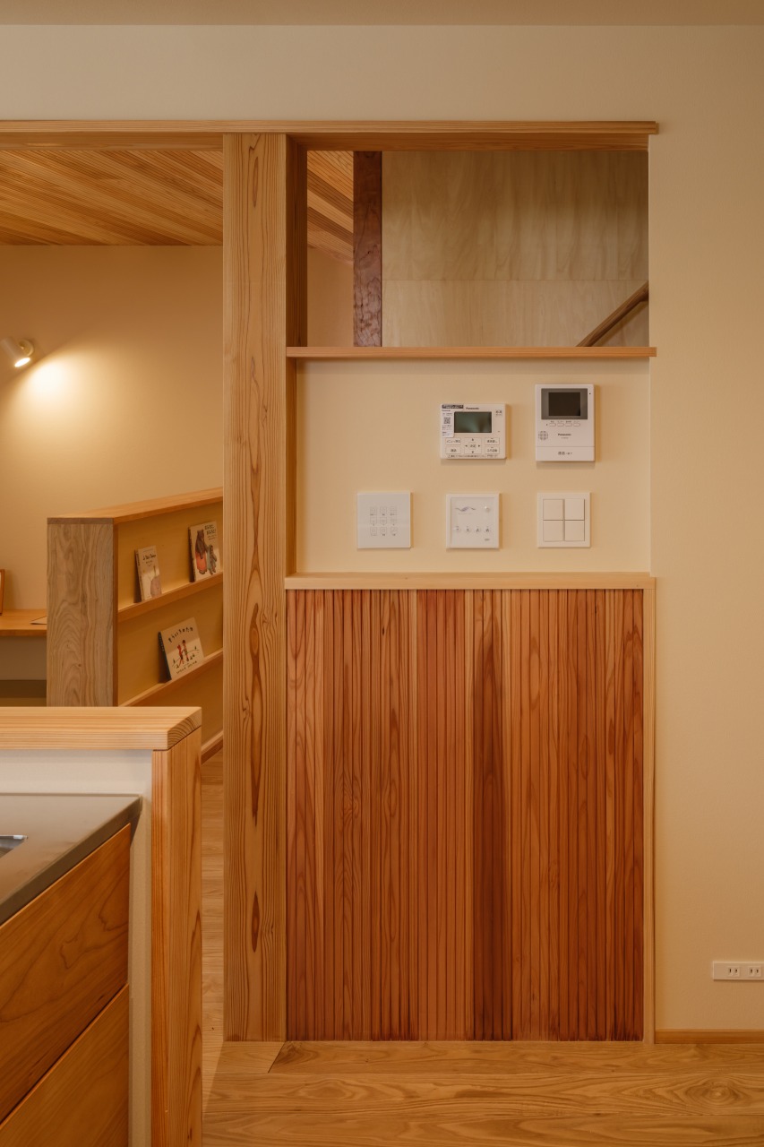 250513_061★ - 滋賀で自然素材・木の家の注文住宅を建てる工務店|株式会社スムース リモコンニッチ