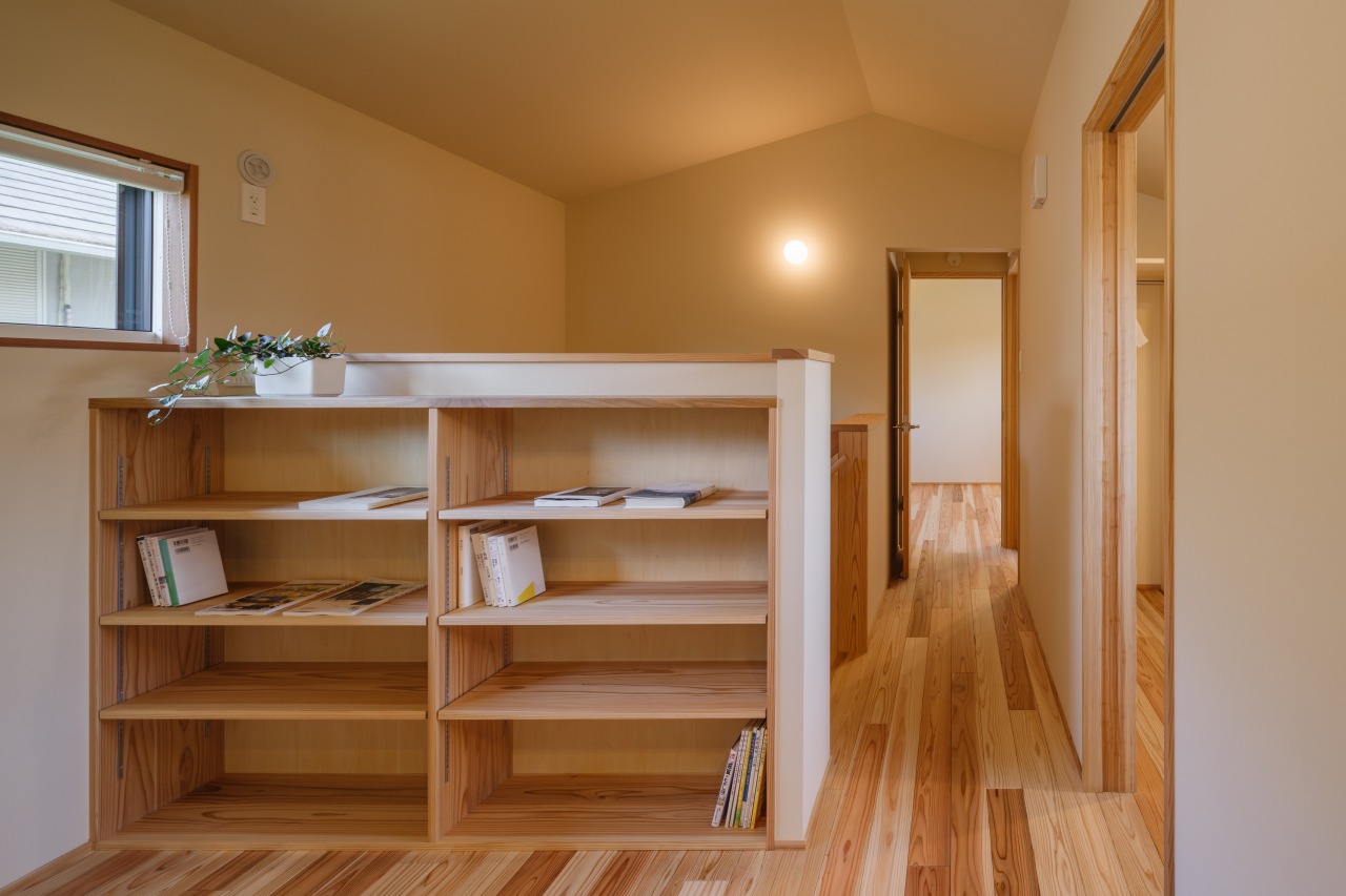 250513_070★ - 滋賀で自然素材・木の家の注文住宅を建てる工務店|株式会社スムース 造作本棚