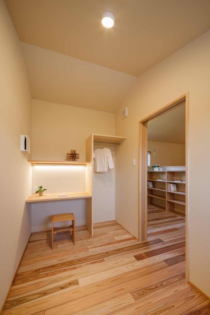 250513_072★ - 滋賀で自然素材・木の家の注文住宅を建てる工務店|株式会社スムース 造作カウンターのある子ども室