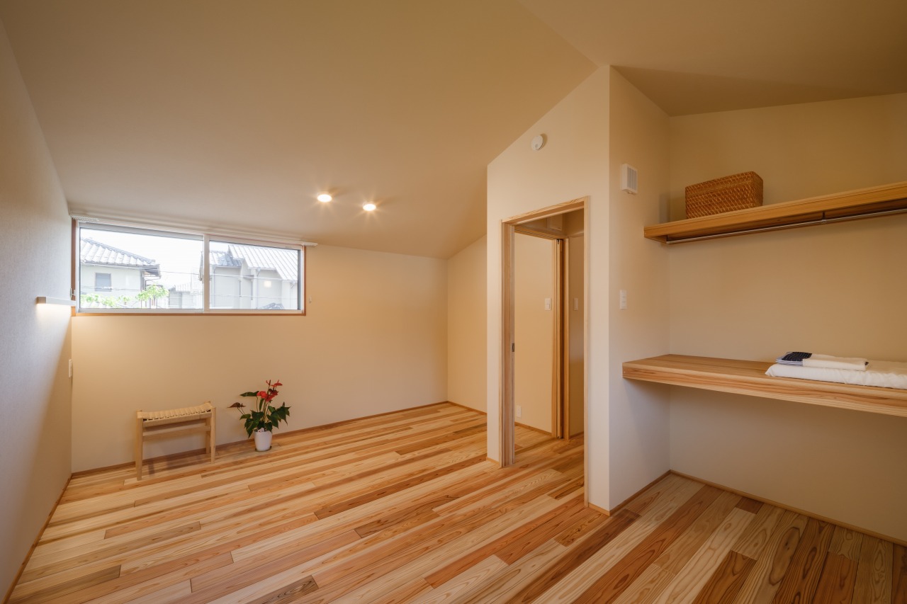 250513_074★ - 滋賀で自然素材・木の家の注文住宅を建てる工務店|株式会社スムース 無垢フローリングの主寝室