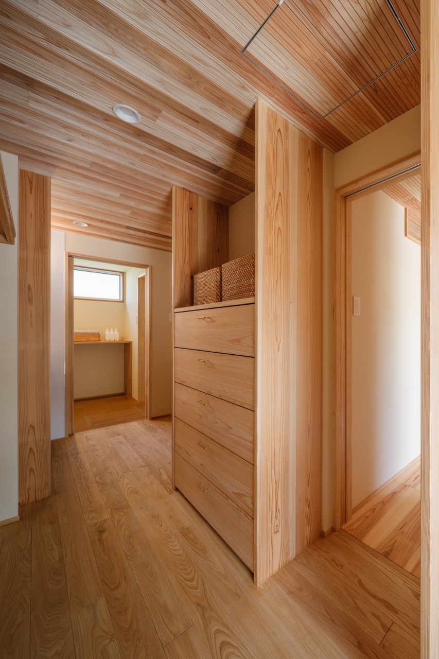 250513_077★ - 滋賀で自然素材・木の家の注文住宅を建てる工務店|株式会社スムース 回遊性のあるファミリークローク