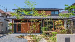 自然素材の家の価格は坪単価65～70万円程度が相場であることを解説するイメージ