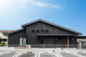 大津市の注文住宅事例：本焼杉の黒壁と大屋根が迎える、おおらかに暮らす平屋の住まい