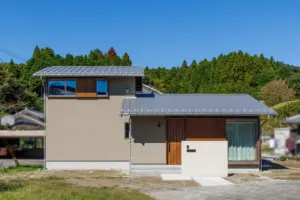 大津市の注文住宅事例：大切な原風景を窓いっぱいに取り込む、やさしい半平屋の家