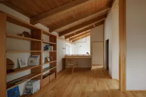 大津市の注文住宅事例：吹き抜けでつながる、家族の気配がそっと届く自然素材の住まい