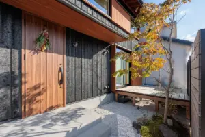 大津市の注文住宅事例：柔らかな光と庭の四季に包まれる、造作家具が活きる家