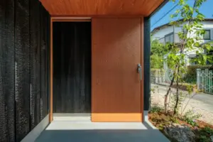 美しい焼杉の外観