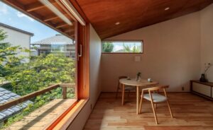 滋賀県の注文住宅事例：街なかにいながら風と景色を楽しむ、涼み台のある２階リビングの家