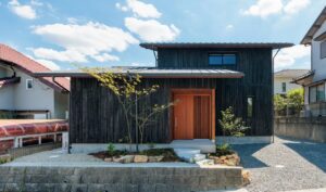 滋賀県の注文住宅事例：焼杉外壁と無垢の木が調和する、1階完結で暮らしやすい家