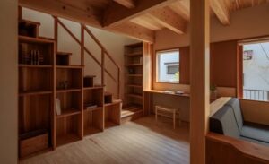 階段本棚のある図書スペース