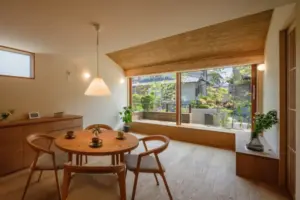 リビングの大きな木製窓